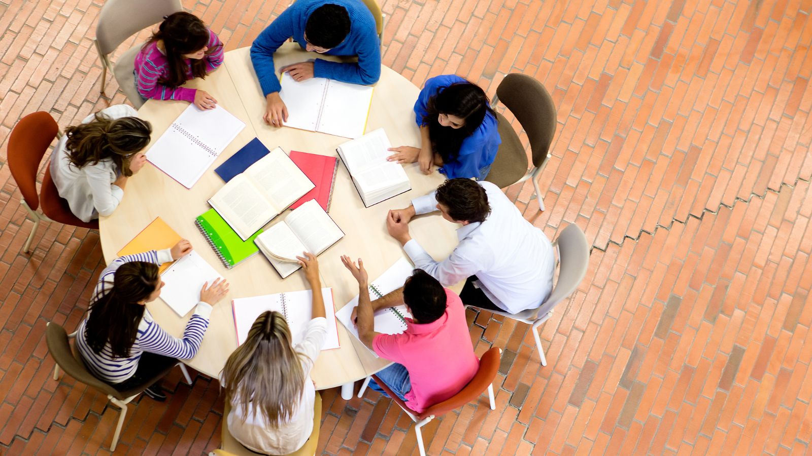 Aula de Academia Educana con alumnos en clase